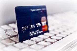 Firmowe karty płatnicze to dziś standard dla większości jednostek. Wiele transakcji, za pomocą których są dokonywane, może powodować wątpliwości ewidencyjne. 